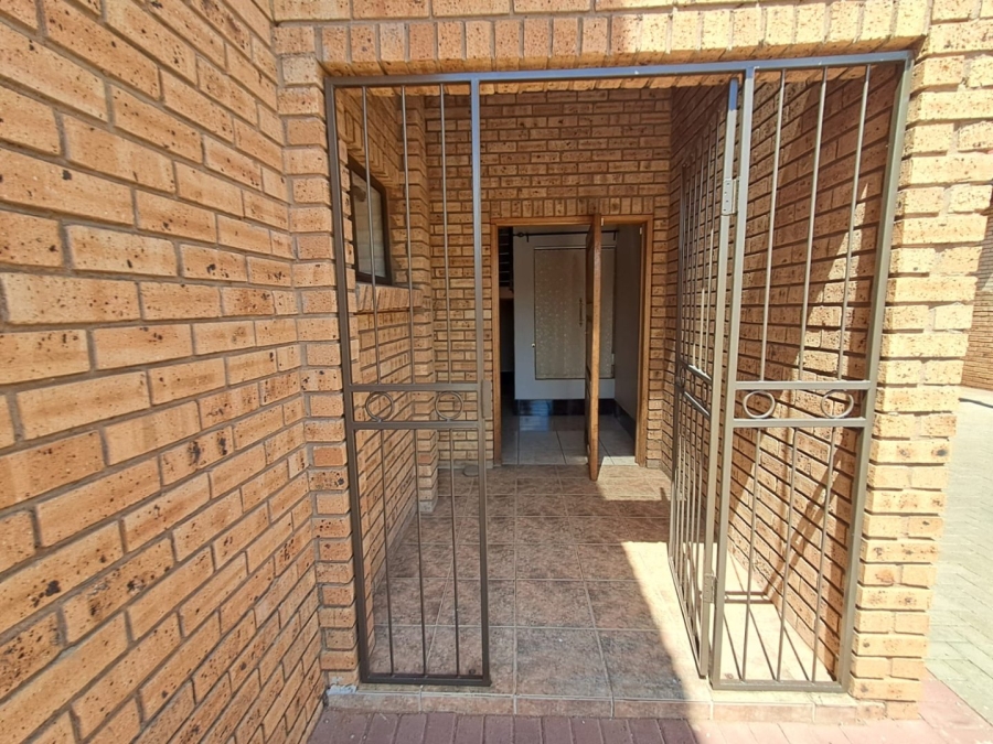 4 Bedroom Property for Sale in Roylglen Gardens Northern Cape